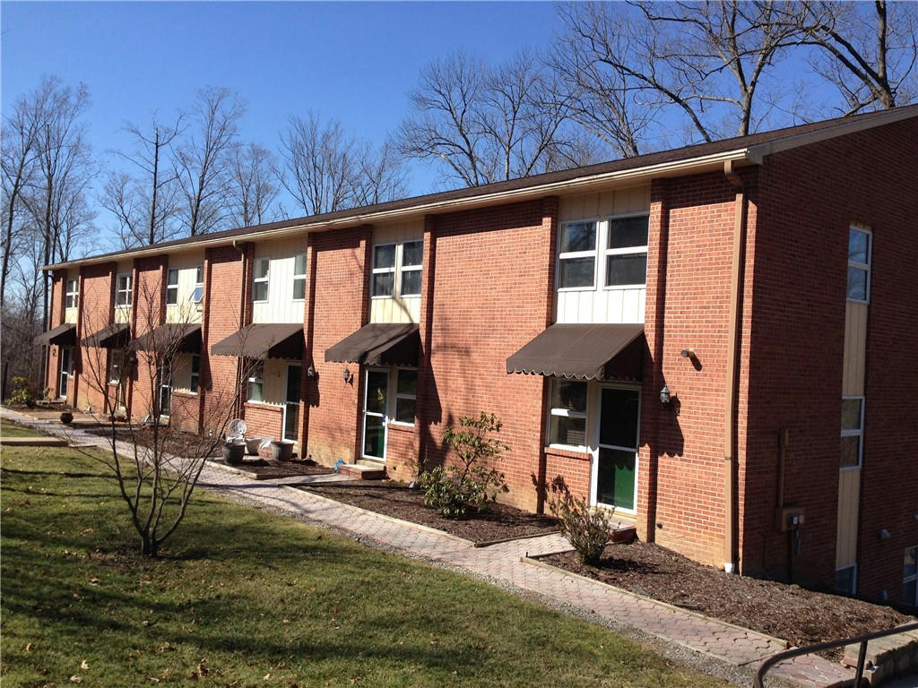 211 OAKVIEW DR APT 18, LIGONIER, PA 15658, photo 1 of 6